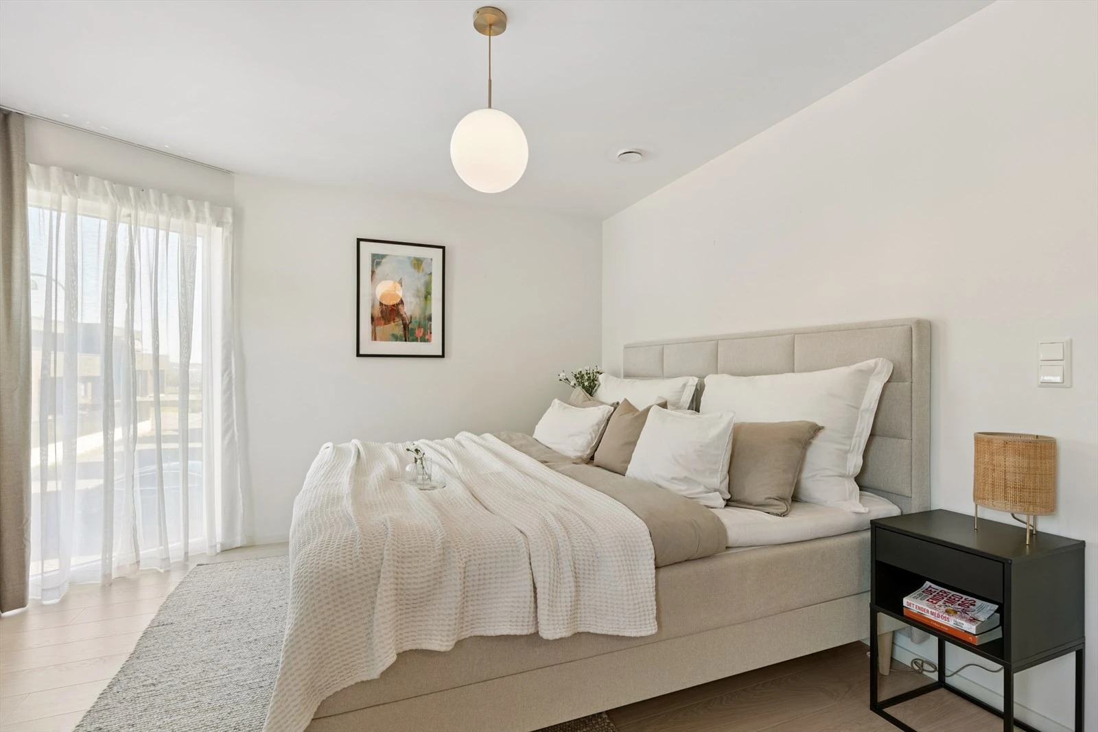 Soverom 1. Det er god plass til dobbeltseng. Galleribilde