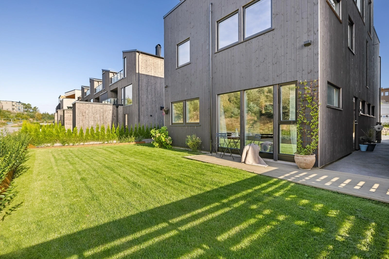 Stor hage forran huset! Galleribilde