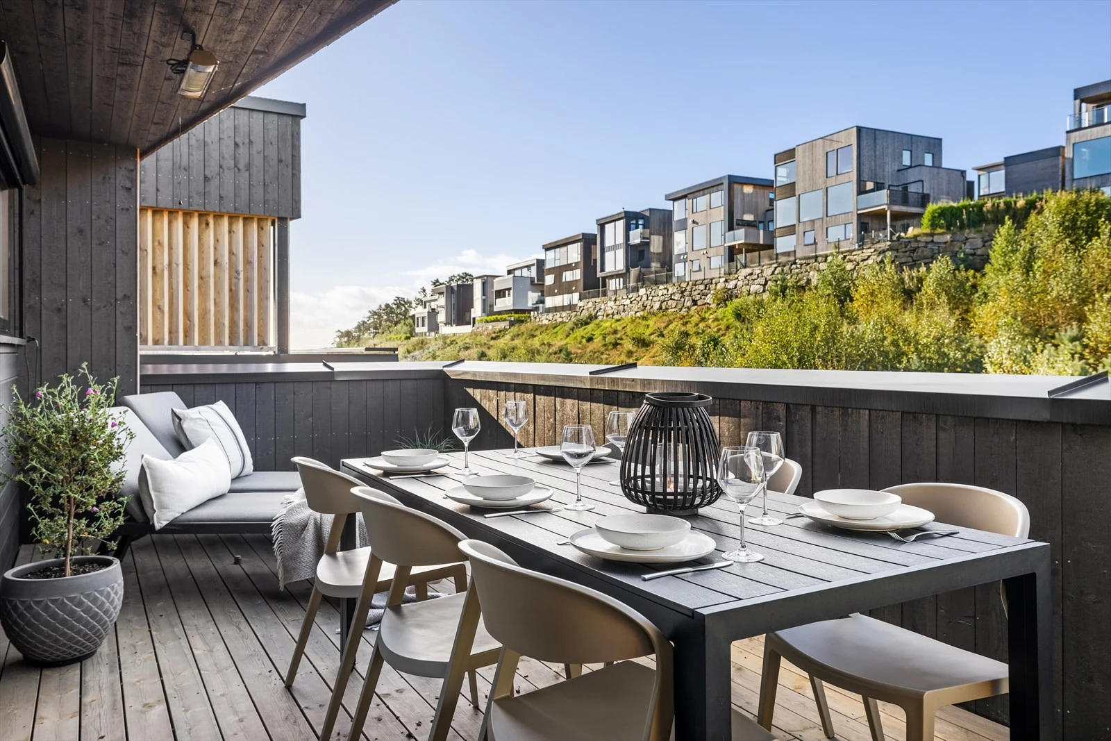 Stor solrik terrasse på denne siden. Galleribilde