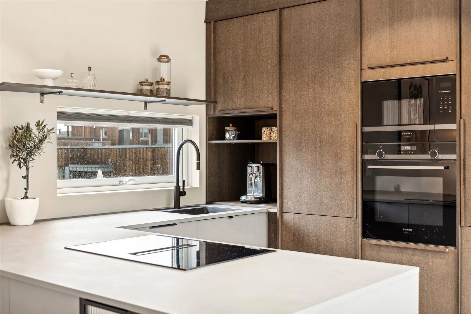 Moderne kjøkken meg god skapplass og stor benkeplate. Galleribilde