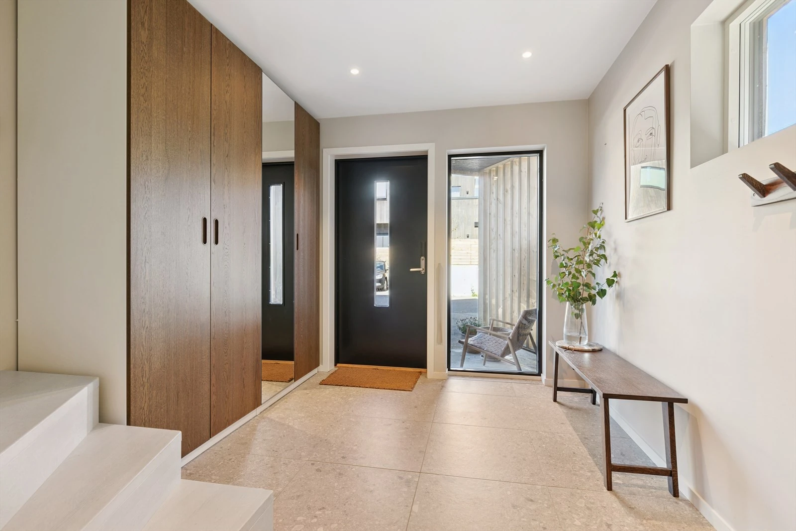 Velkommen inn! Det er storet garderobeskap til oppbevaring i gangen. Ellers varmekabler i gulv og store flotte fliser. Galleribilde