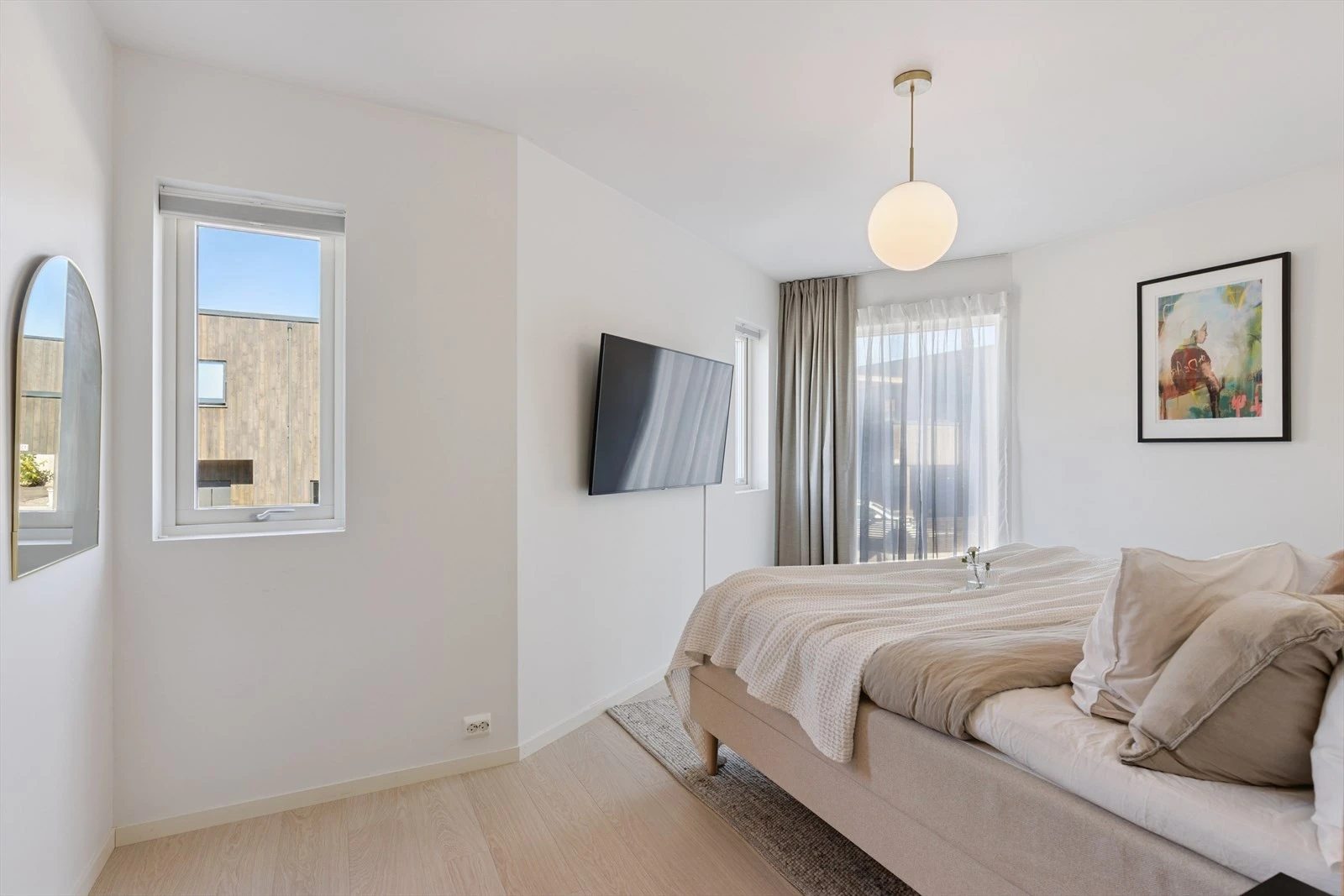 Dette soverommet har også egen walk-inn garderobe (til venstre). Galleribilde