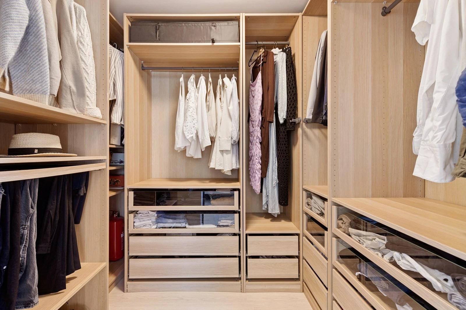 Walk-inn med moderne innredning - denne medfølger handelen. Galleribilde