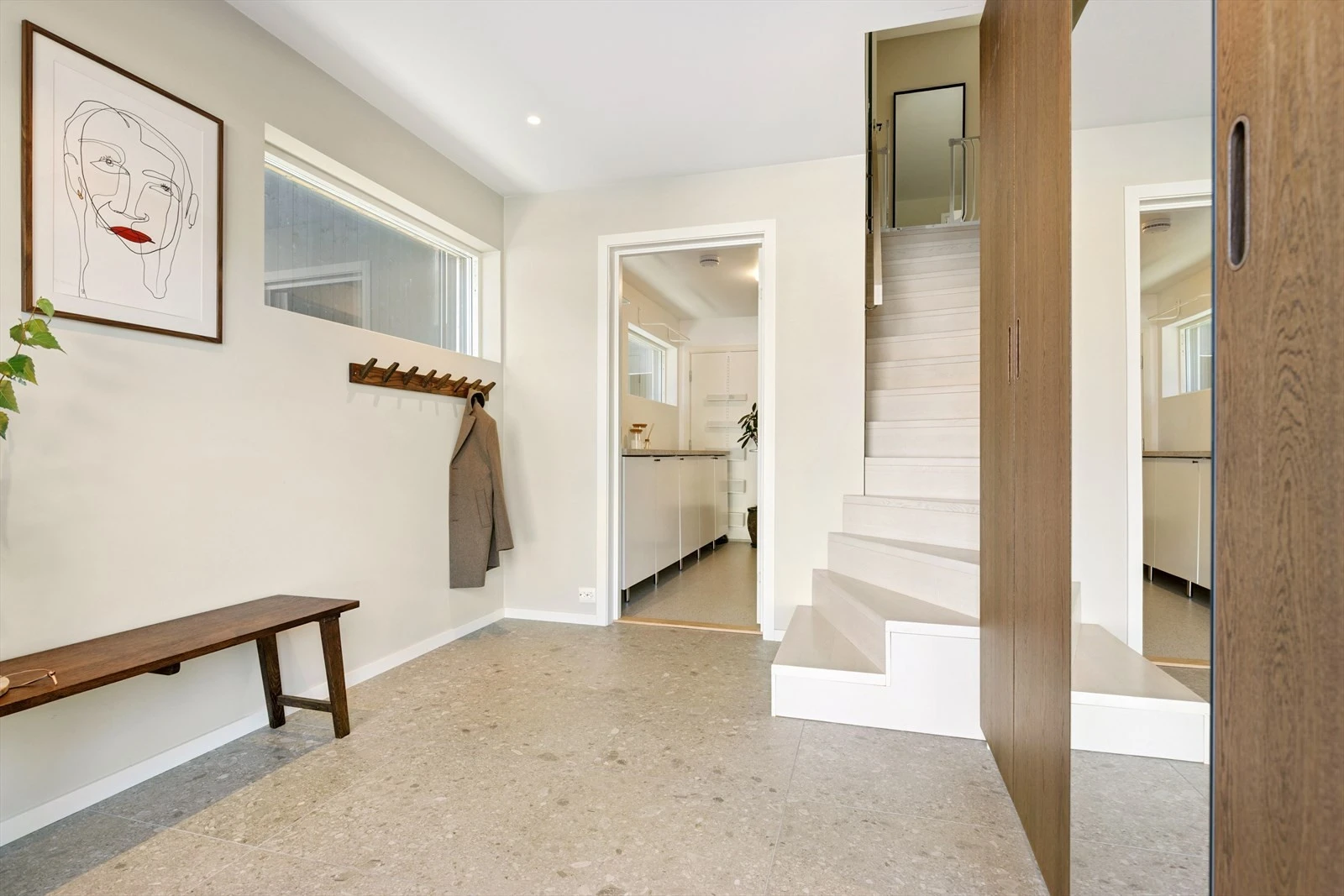 Meget praktisk er eget vaskerom like innenfor gangen. Galleribilde