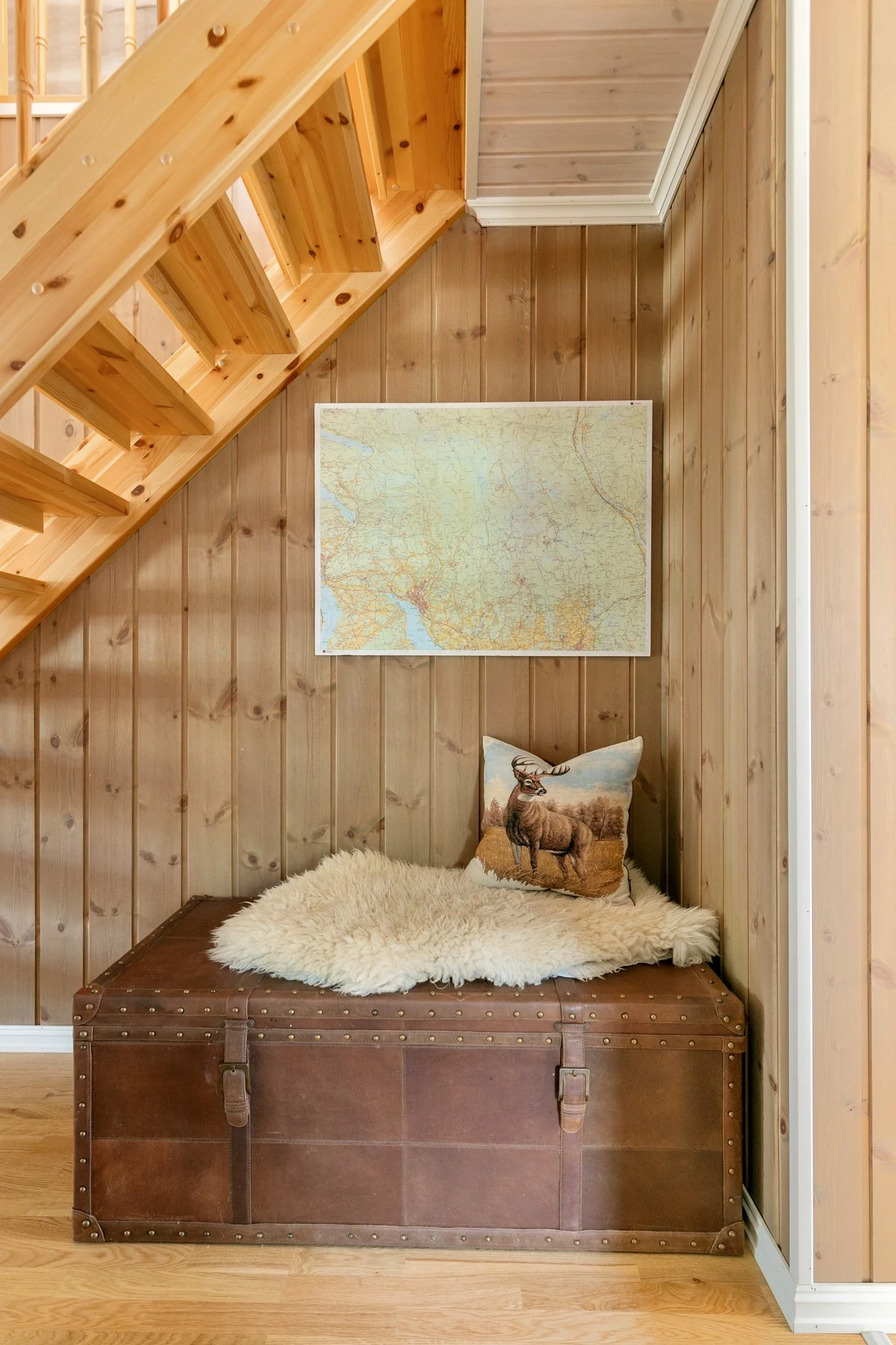 En koselig krok under trappen gir plass til ytterligere oppbevaring. Galleribilde