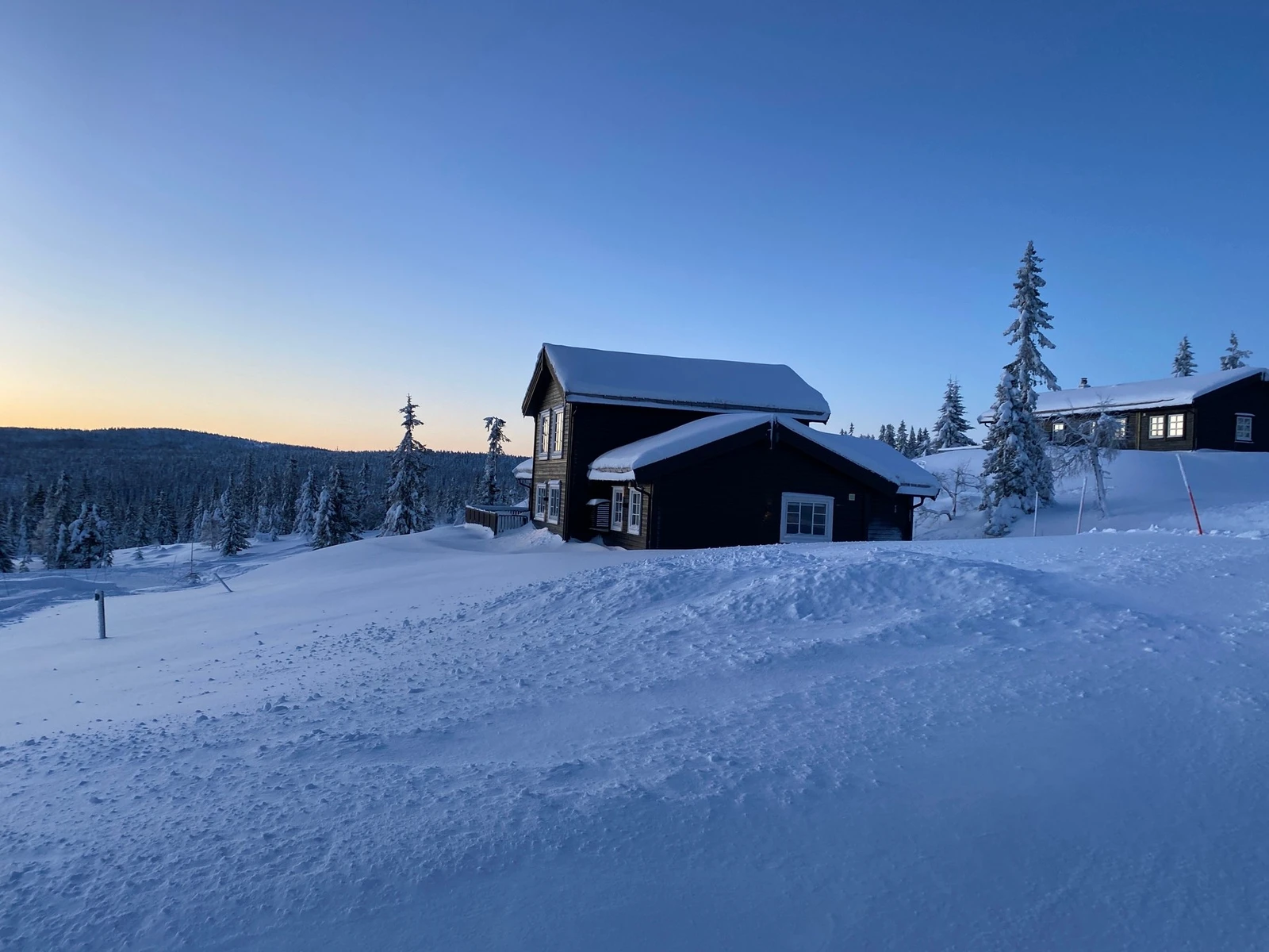 Selgers vinterbilde av hytta - her er det masse snø og fine skimuligheter rett ved! Galleribilde