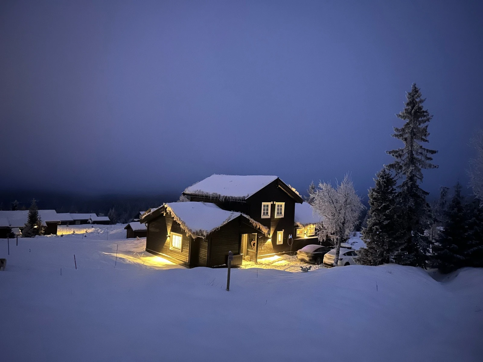 Selgers stemningsbilde av hytta på vinterhalvåret. Galleribilde