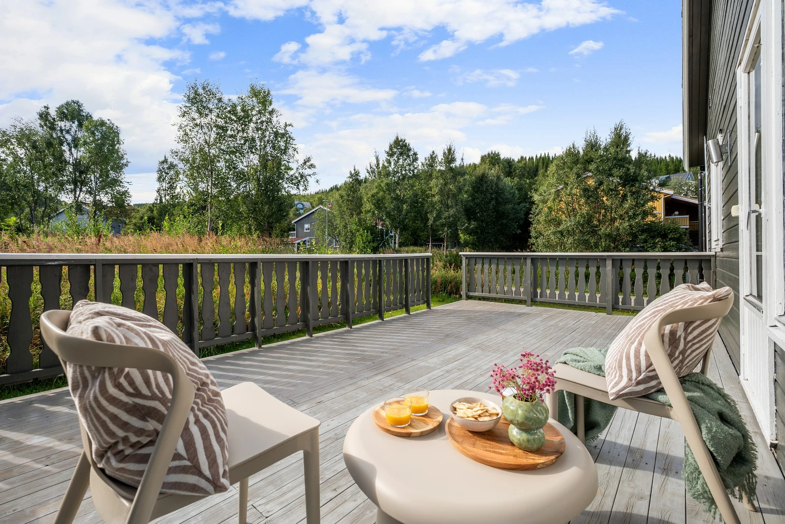 På baksiden av boligen er det stor, solrik terrasse med god plass til ønsket utemøblement Galleribilde