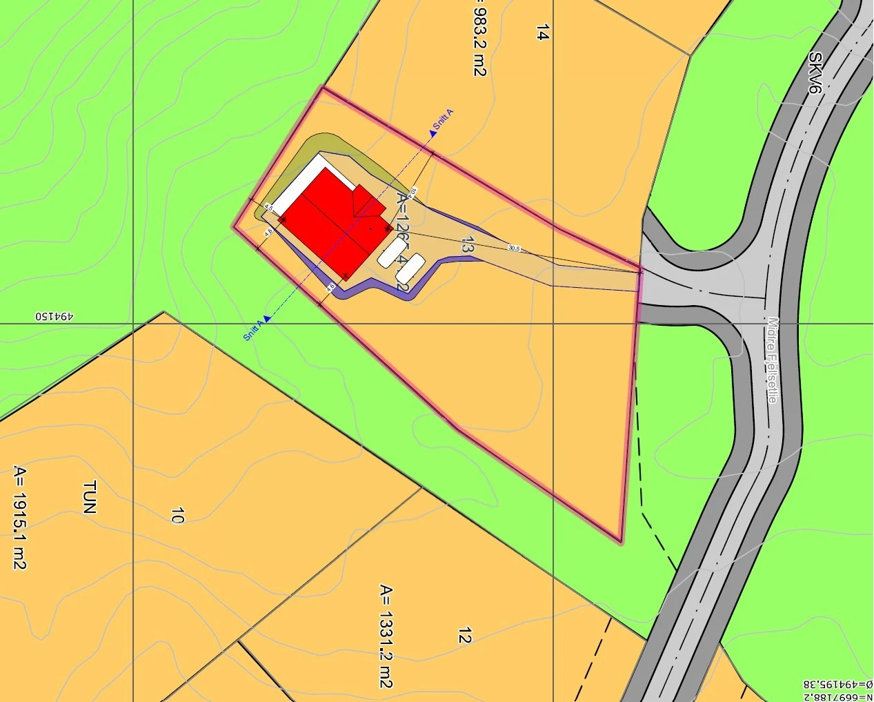 Tomten er stor med masse friareal rundt tomtegrensen Galleribilde