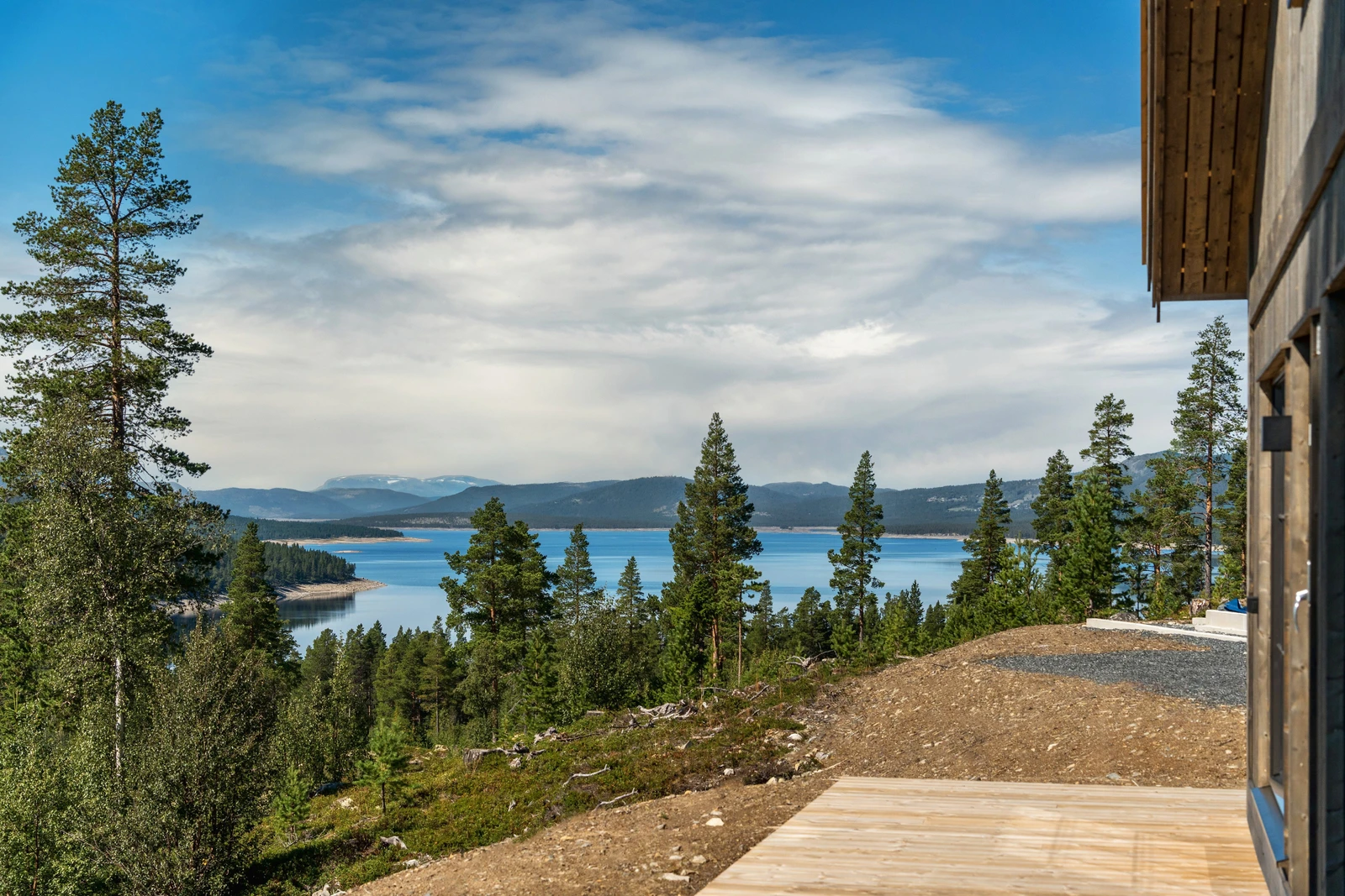 Fjorden og majestetiske fjelltopper er det som troner utsiktsbildet fra hytta Galleribilde