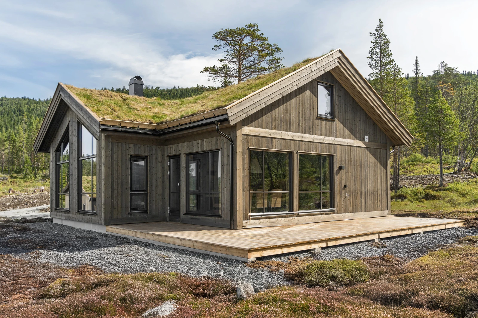 Store og mange vindusflater sikrer både naturlig lys og utsikt ut Galleribilde