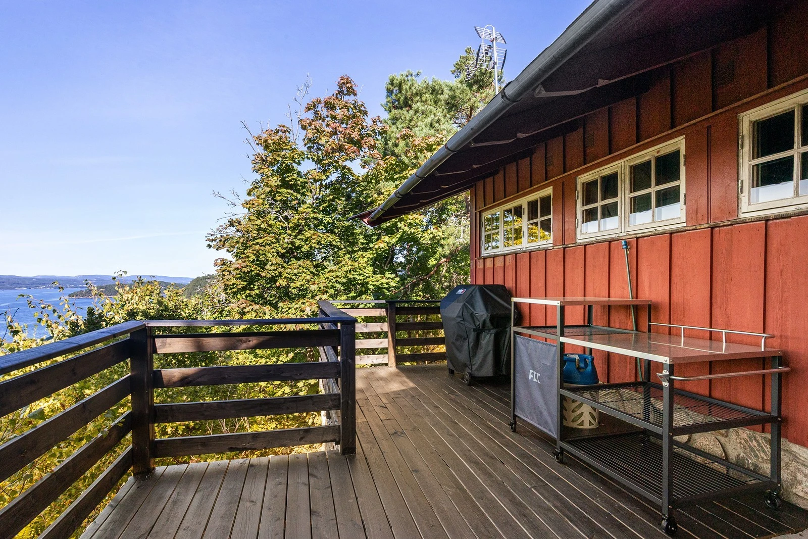 Terrassen strekker seg langs hele vestsiden av fritidsboligen Galleribilde