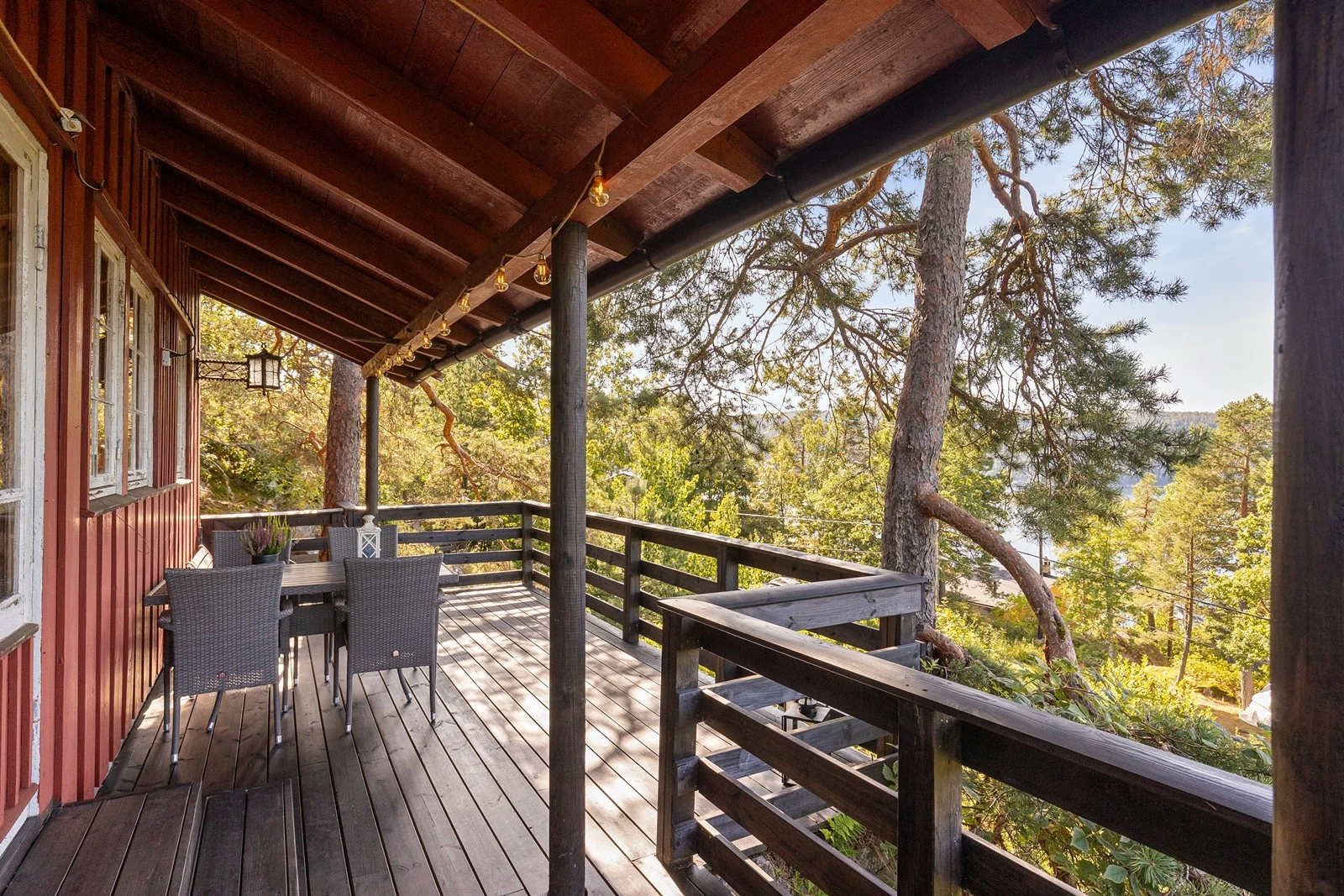 Utgang fra stue til vestvendt treterrasse på ca. 30 m², deler av terrassen under tak Galleribilde