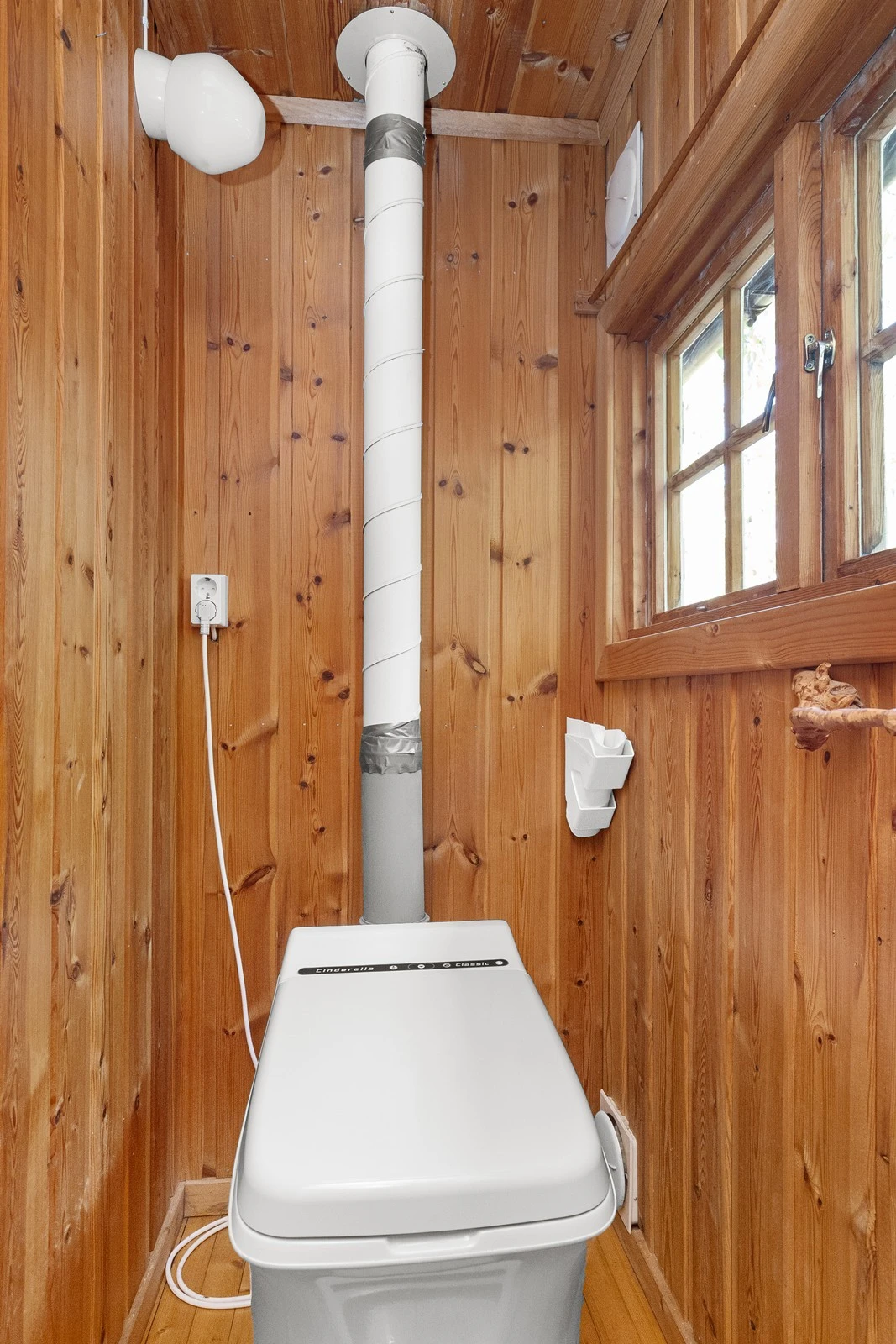 oalettrom er utstyrt med Cinderella forbrenningstoalett Galleribilde