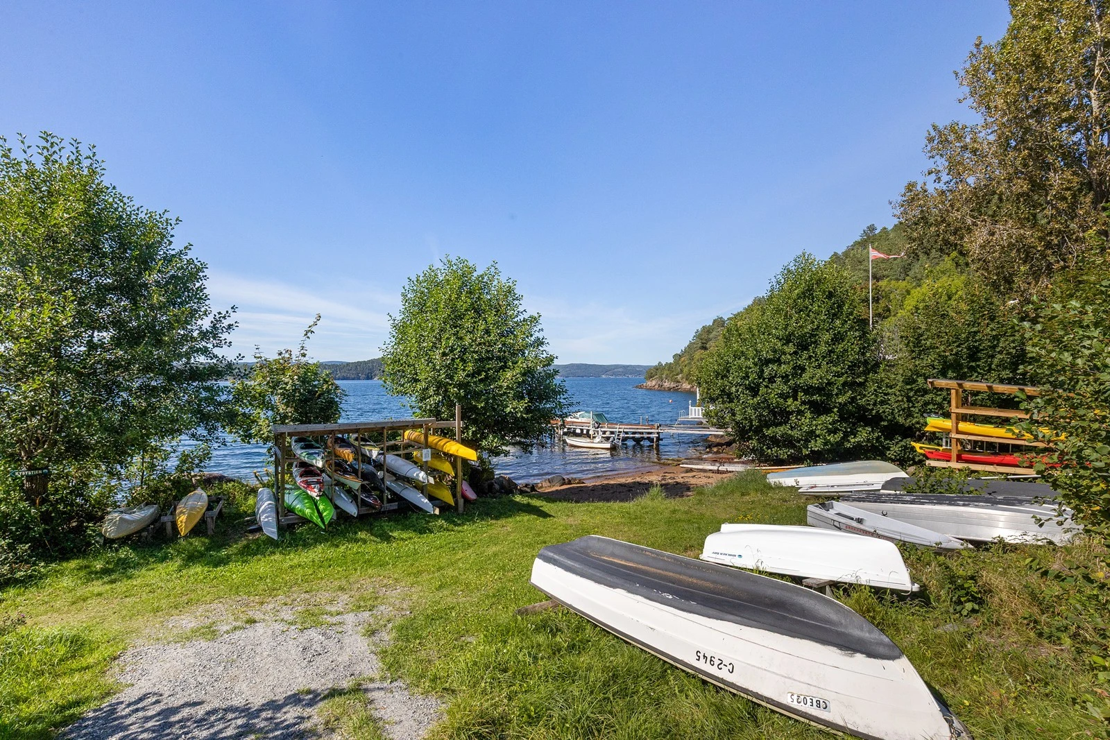 Kort vei til den flotte stranden på Sønderstøa og eget båtvel med muligheter for båtplass Galleribilde