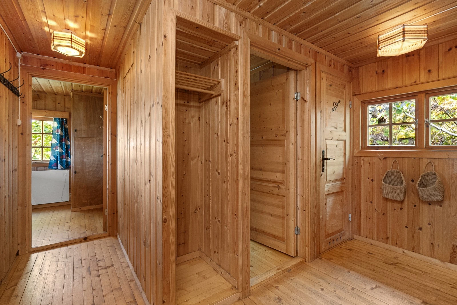 Tilbygget del fra 1970-tallet med entré/gang, to soverom, dusjbad og toalettrom Galleribilde