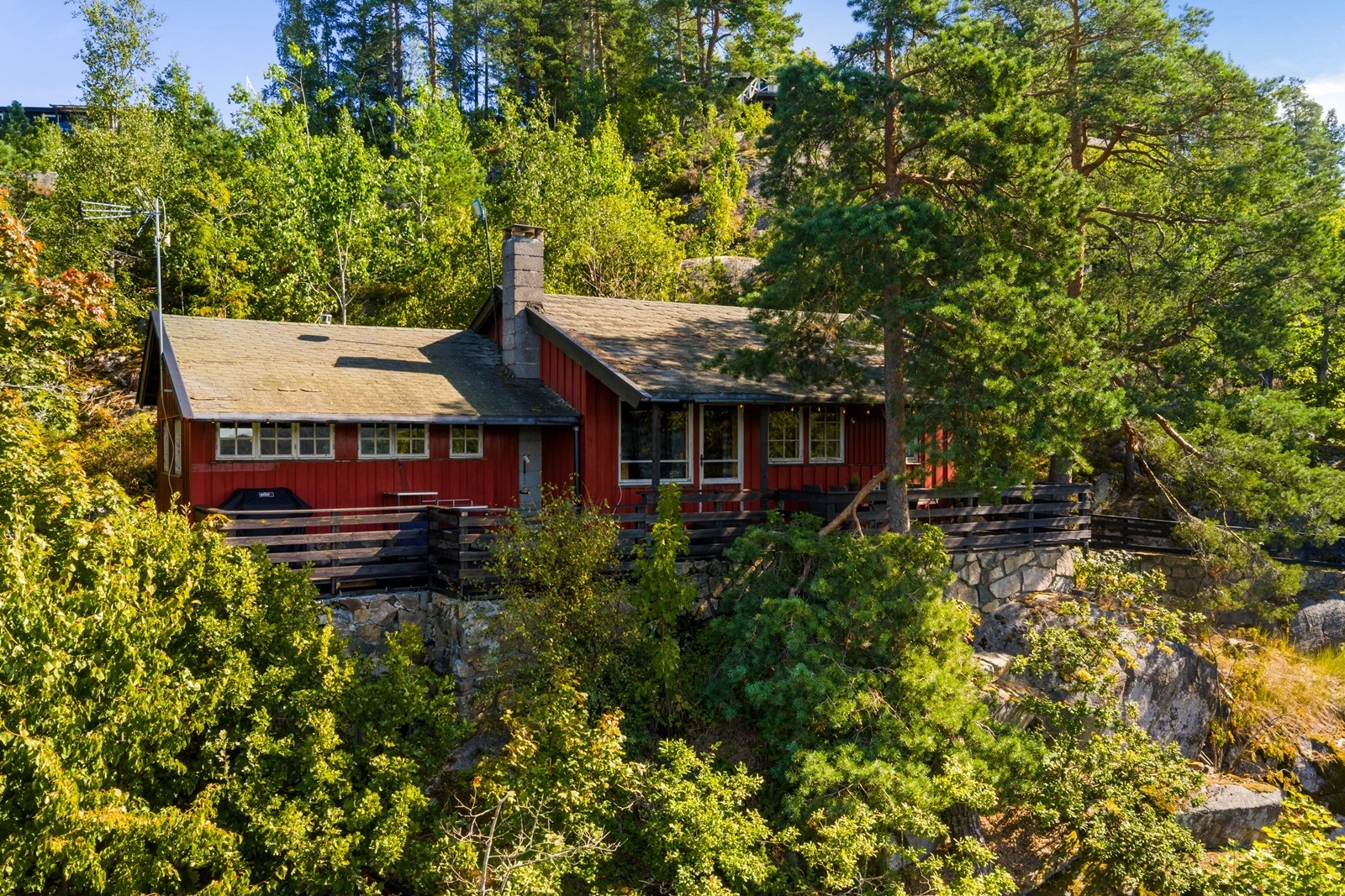 Fritidsbolig med stor selveiet tomt på ca. 2 mål. Bilvei frem og parkering Galleribilde