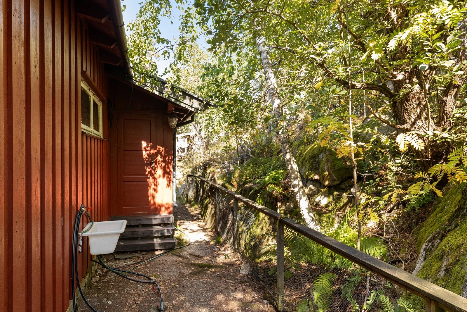Inngangsparti på baksiden av fritidsboligen Galleribilde