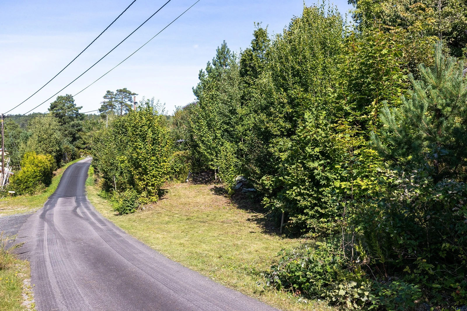 Opparbeidet parkeringsplass på nedsiden av eiendommen Galleribilde