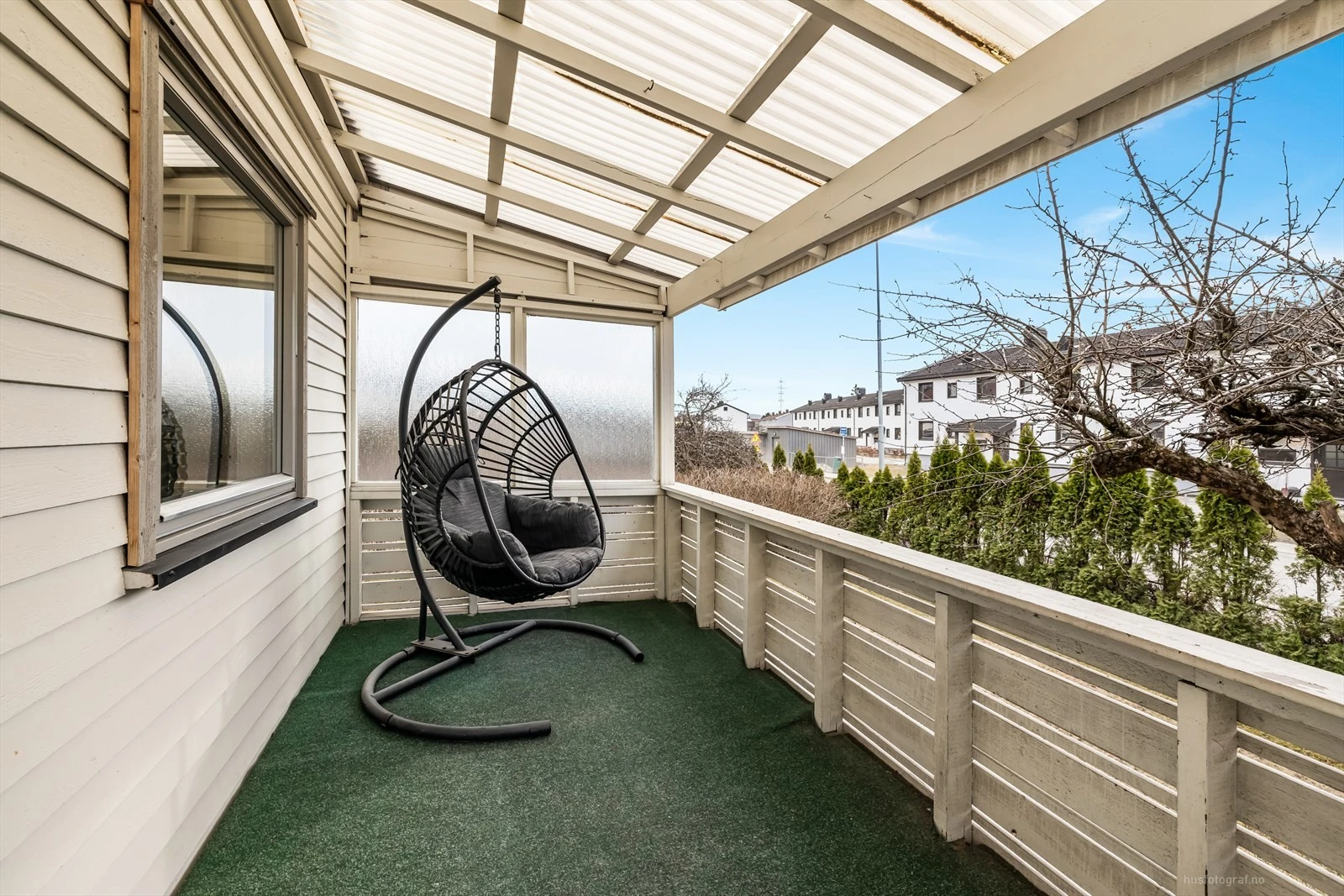 Romslig veranda med god plass for utemøbler og med utgang fra stue.