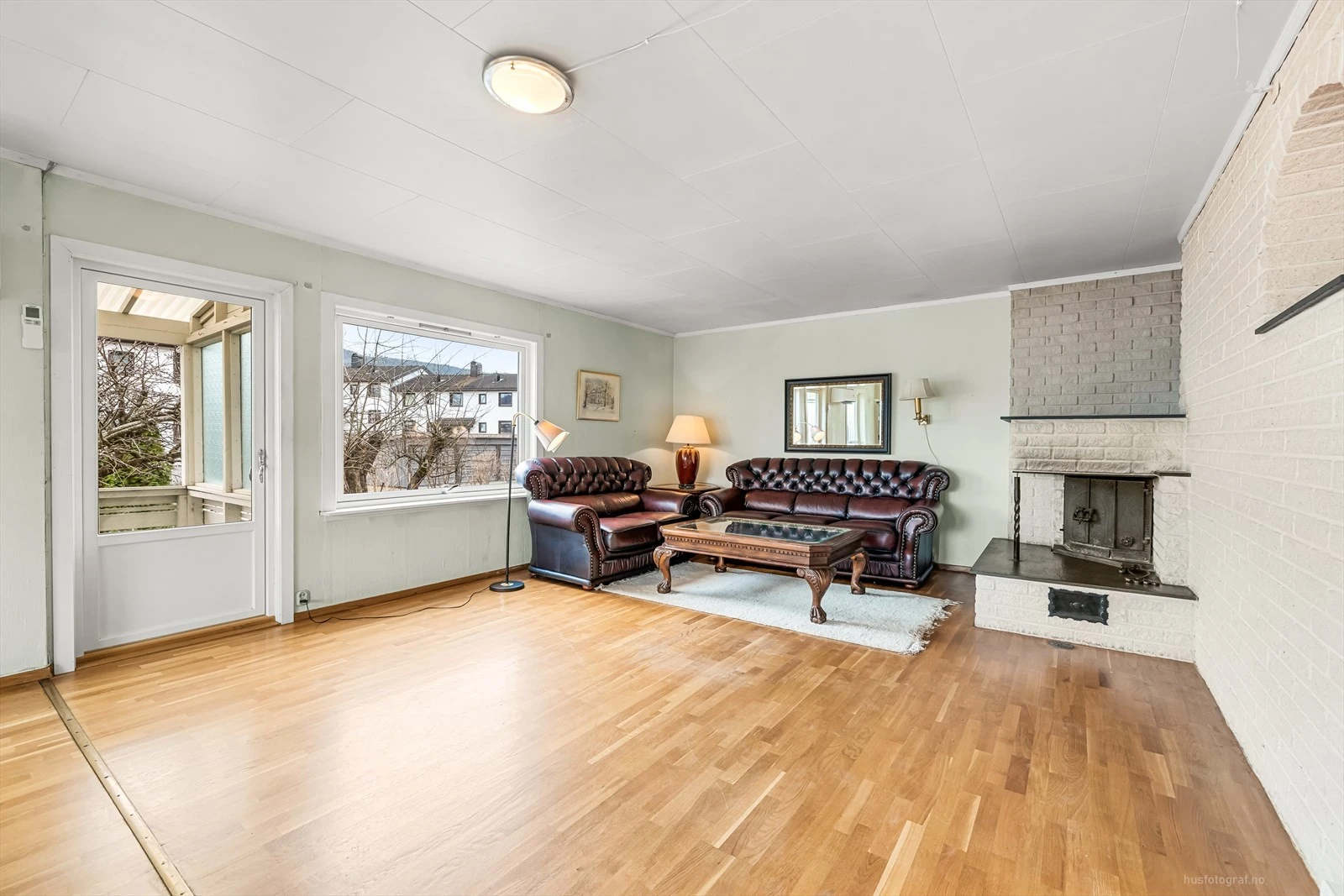 Romslig stue med god plass til møblering og spisebord.