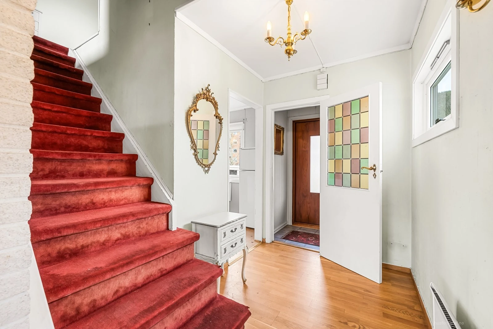 Lys entré/ hall med trapp opp til 2.etg.