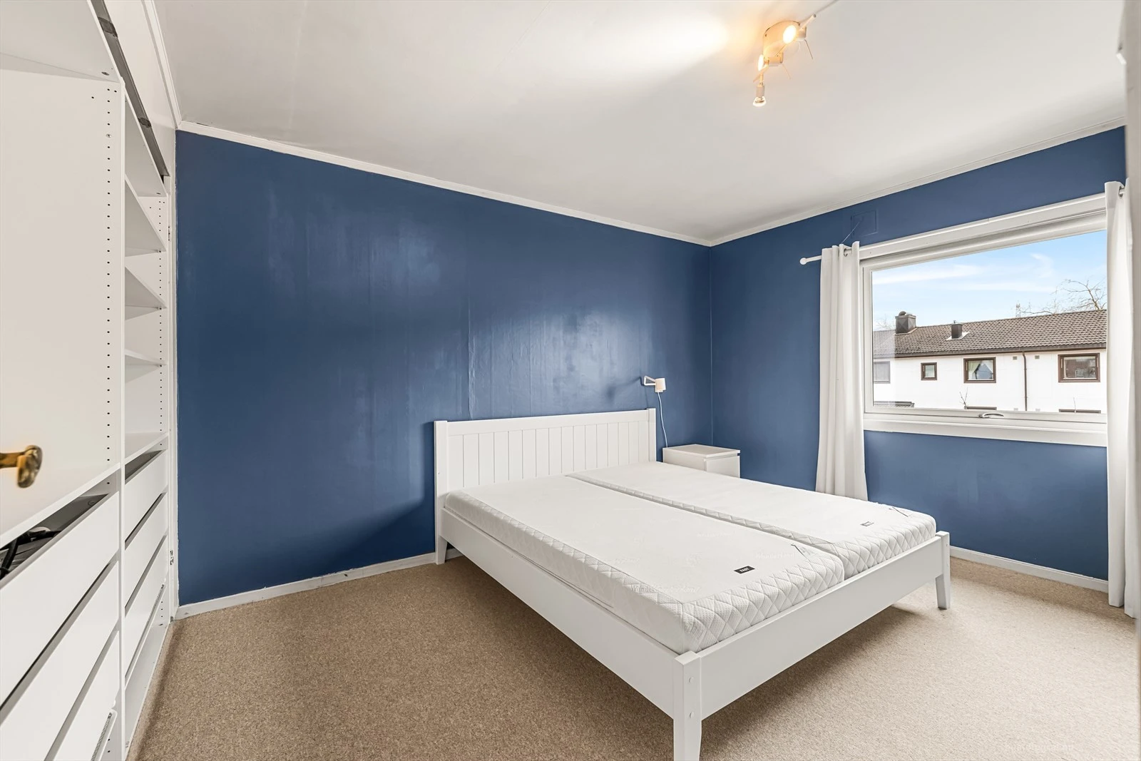 Soverom 2 med god plass til dobbeltseng og stor garderobe.