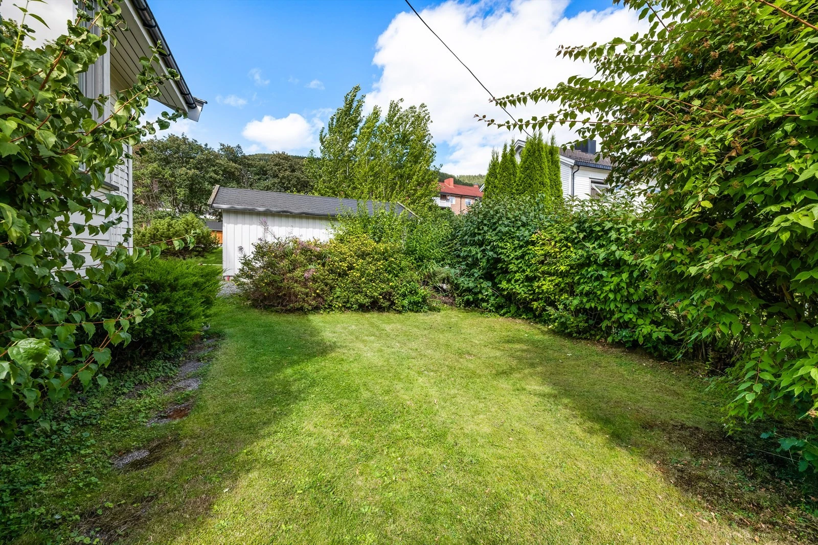 Hage også på enden av huset..