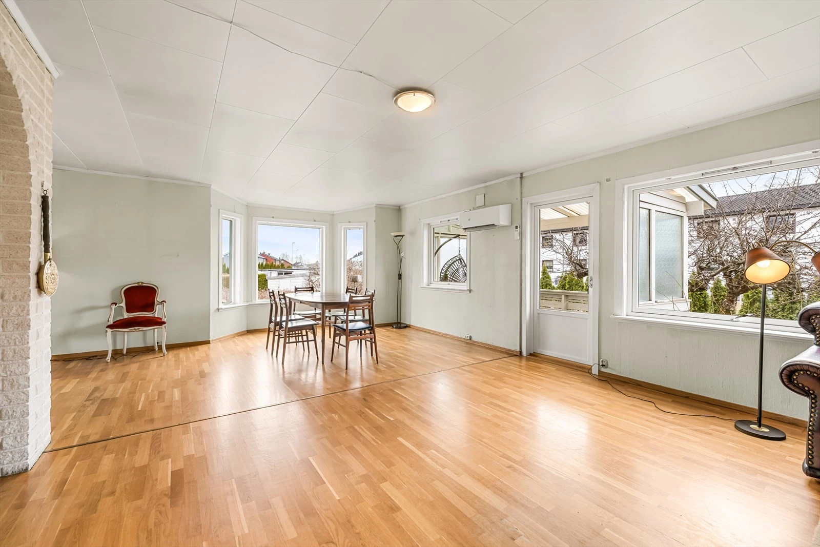 Store vindusflater som gir godt med naturlig lys.