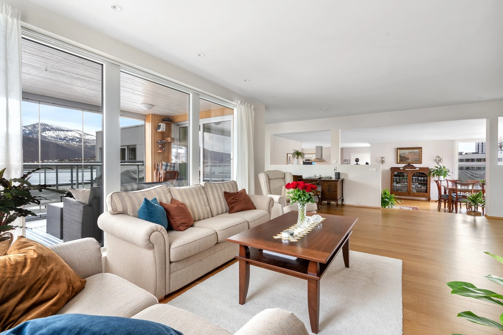 Denne delen av etasjen er bygd ut i 2011/12. Stueavdelingene har begge en-stavs eikeparket og downlights i himling. Galleribilde