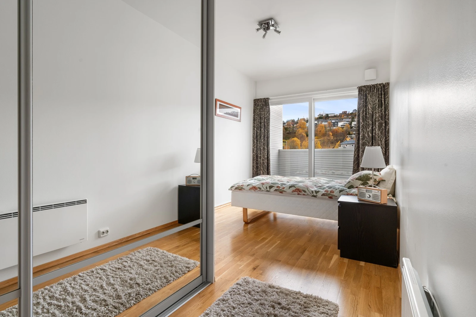 Alle soverommene er innredet med store garderobeskap med god oppbevaringsplass. Galleribilde