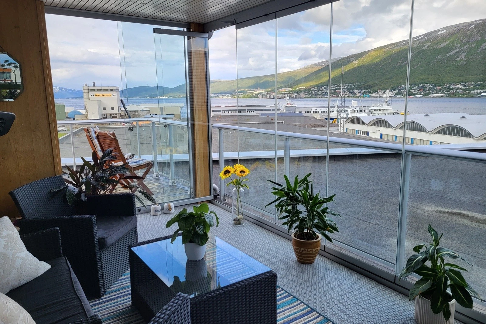 2Fra stuen er det utgang til en stor vinterhage. Her er det god plass for utemøbler og bruksmuligheter hele året. Galleribilde