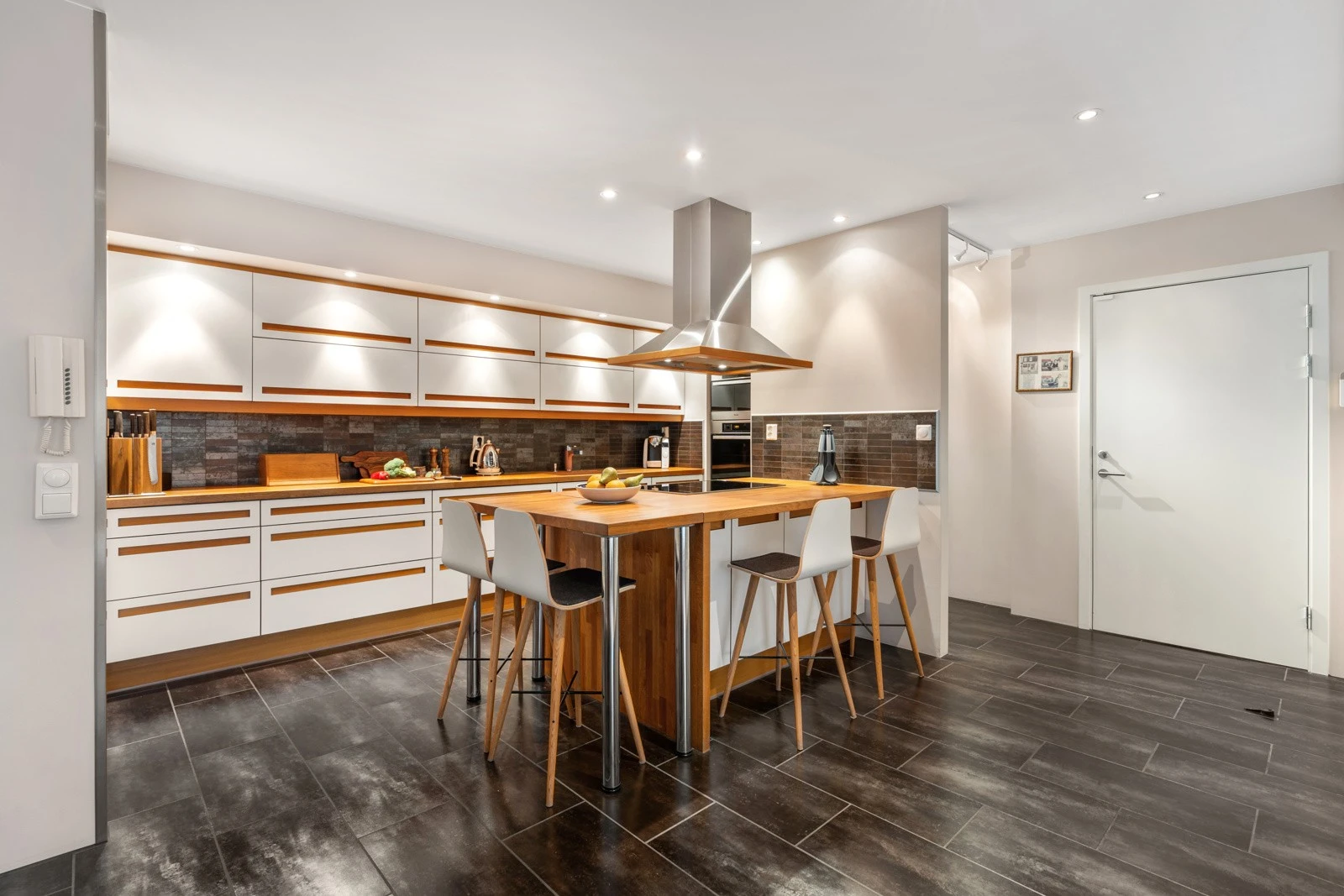 Det første som møter en i 5. etasje (plan 6) er det flotte kjøkkenet fra kvalitetsleverandøren JKE. Galleribilde