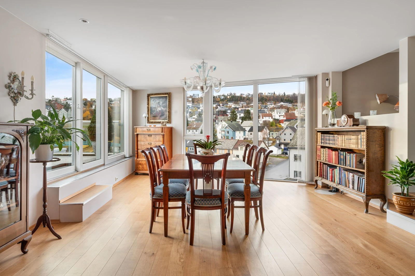 Spisestuen ligger praktisk til i rommet, like ved kjøkkenet. Galleribilde