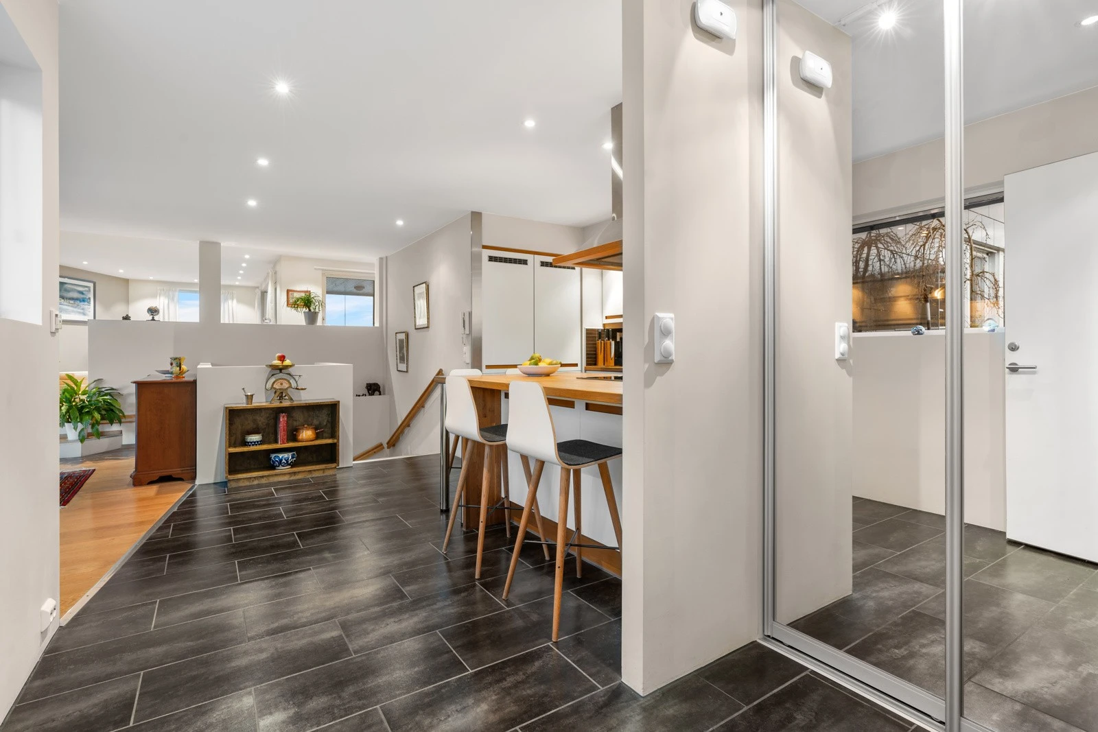 Velkommen inn! Skyvedørsgarderobe med god oppbevaringsplass i entreen. Fliser med gulvvarme. Galleribilde