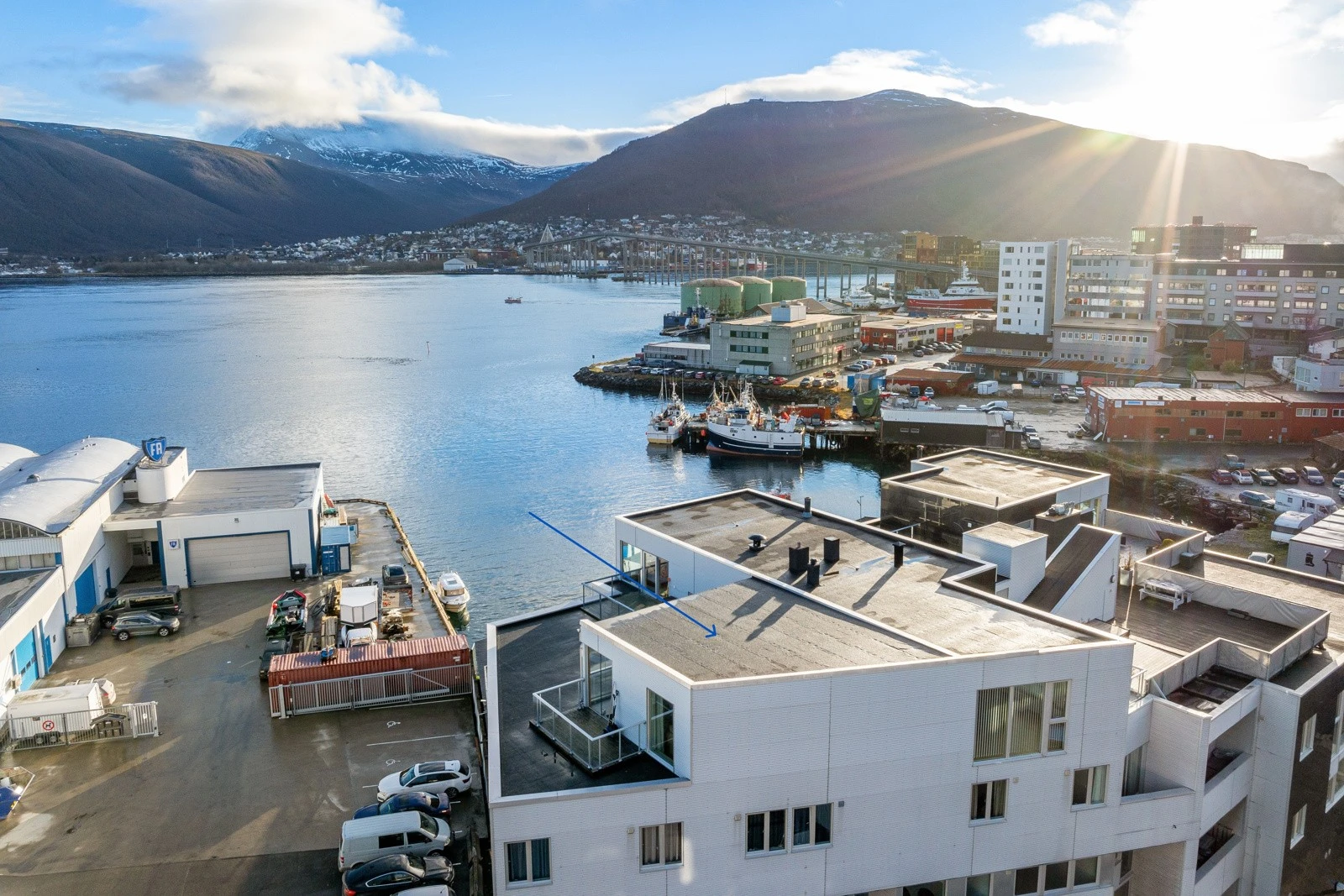 En gjennomgående flott 5-roms toppleilighet med sentrumsnær beliggenhet. Utmerket og skjermet beliggenhet i toppetasjen. Galleribilde