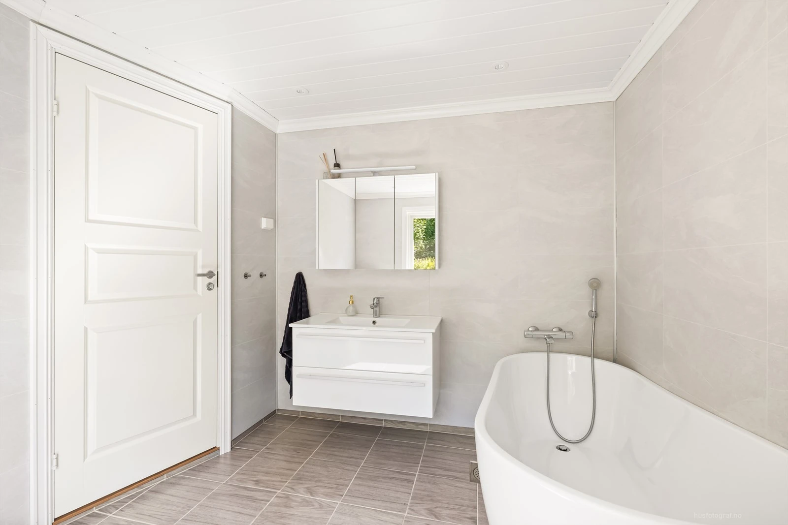 Badet er moderne og av god størrelse