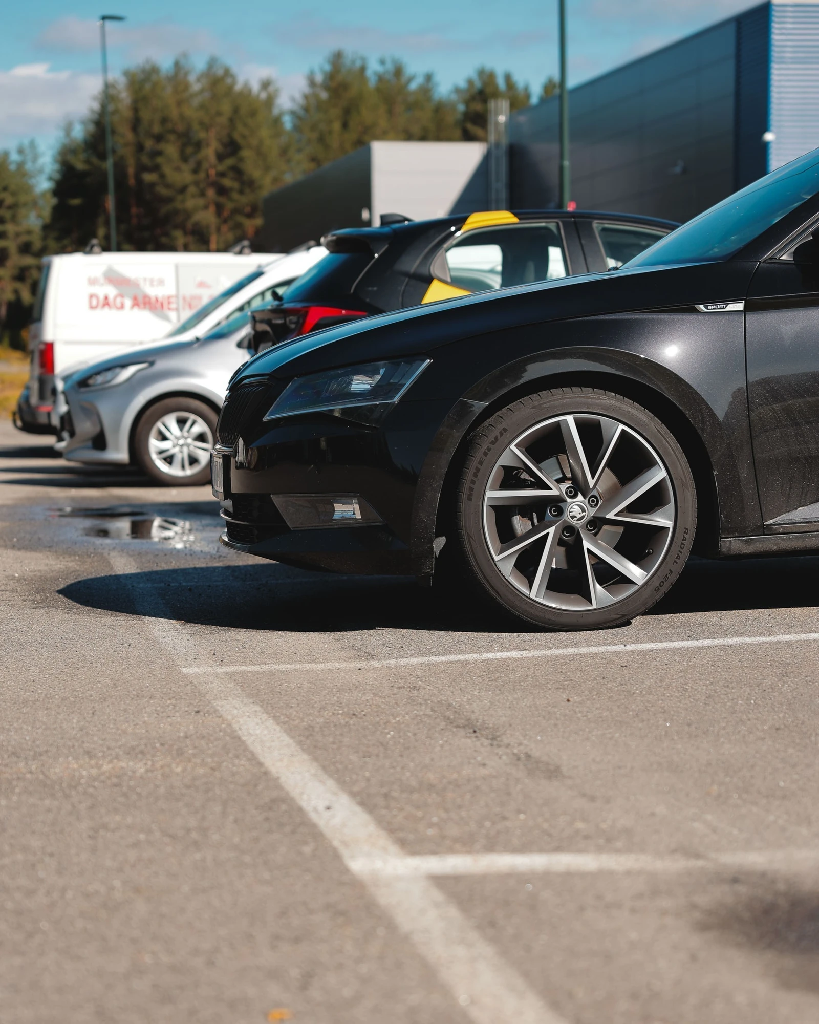 Gode parkeringsmuligheter utenfor bygget Galleribilde