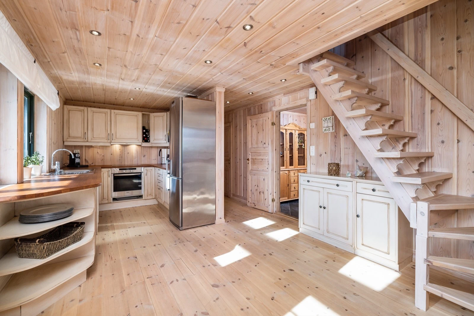 Kjøkkenet har innredning med profilerte fronter og heltre benkeplate, og godt med oppbevaring i skuffer og skap. Galleribilde