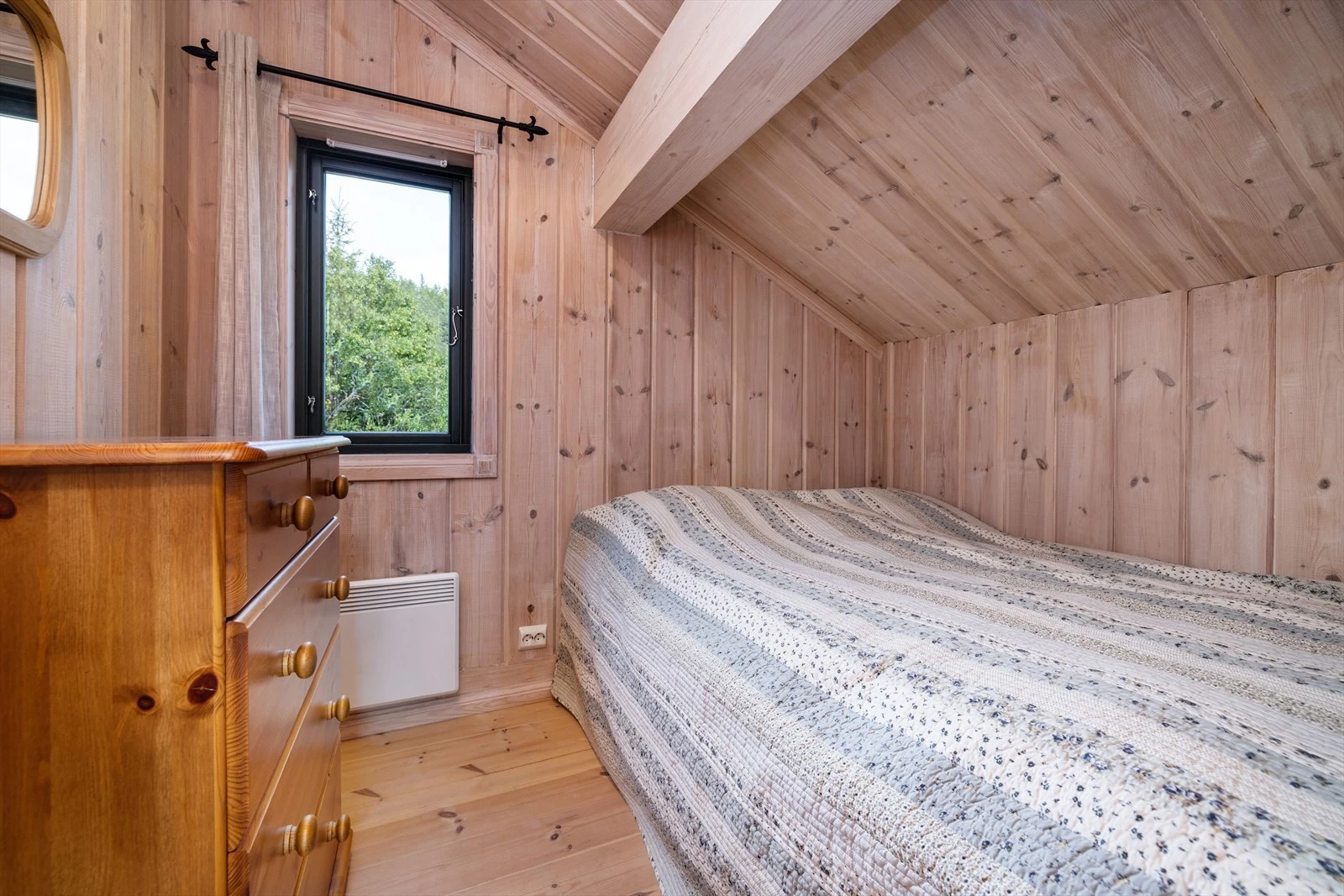 Rommene i 2. etasje har også plass til møblering av dobbeltseng. Galleribilde