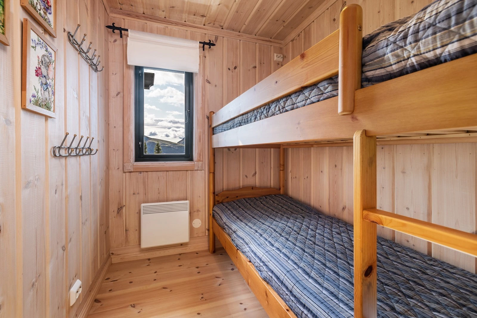 I tillegg til de 4 soverommene er det også innredet et rom med køyeseng i 1. etasje, men dette rommet er ikke godkjent som rom for varig opphold. Galleribilde