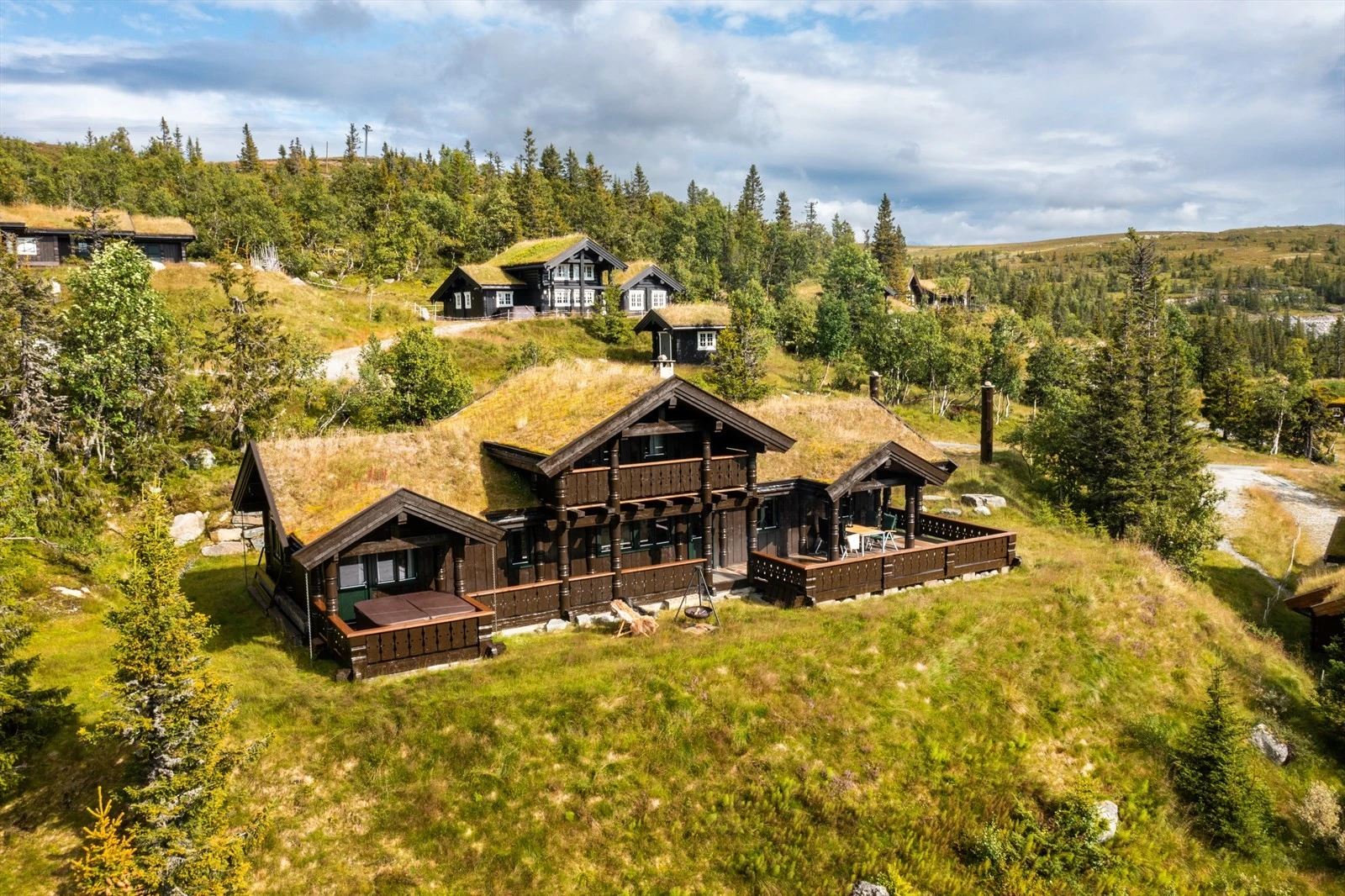 Hytta ligger høyt og fritt, med private uteplasser! Galleribilde