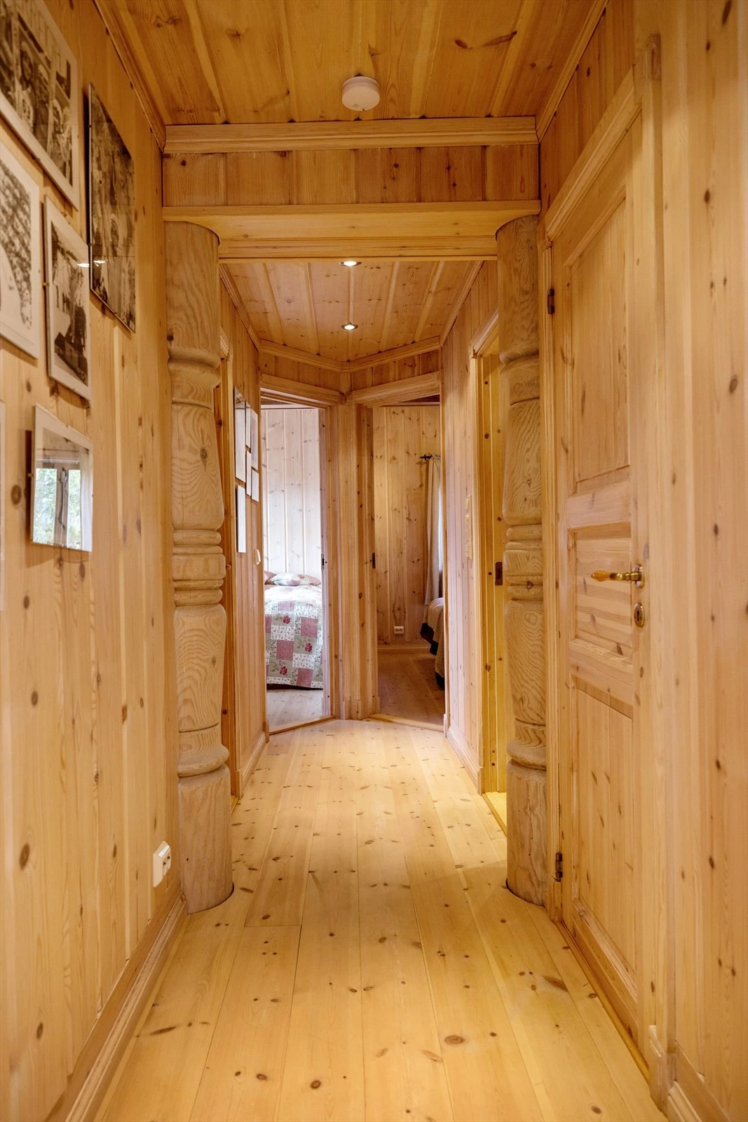 Hyggelig mellomgang med downlights i tak og flotte detaljer og søyler. Galleribilde