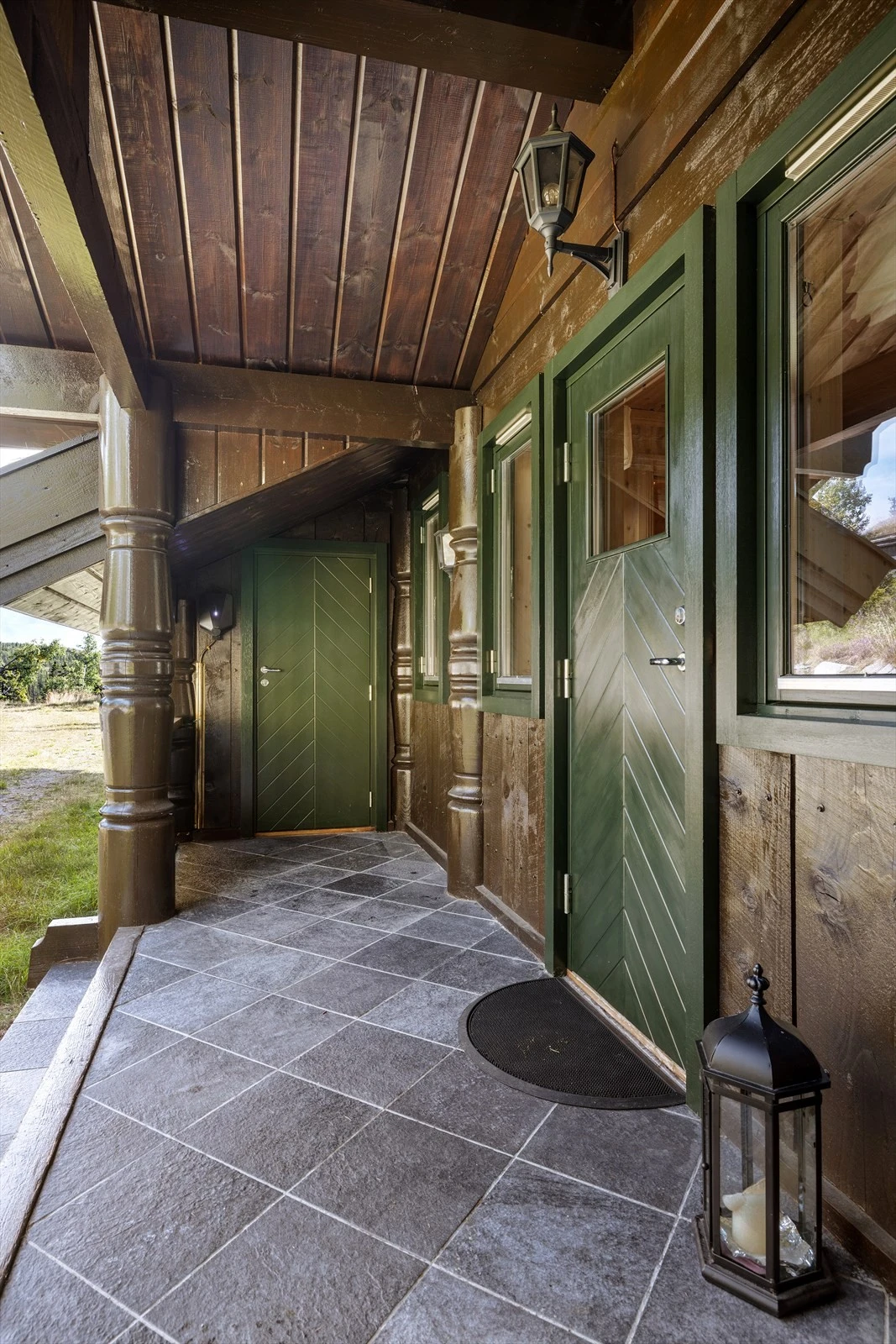 Hytta har et hyggelig og flislagt inngangsparti, hvor man også har adkomst til to utvendige boder. Galleribilde