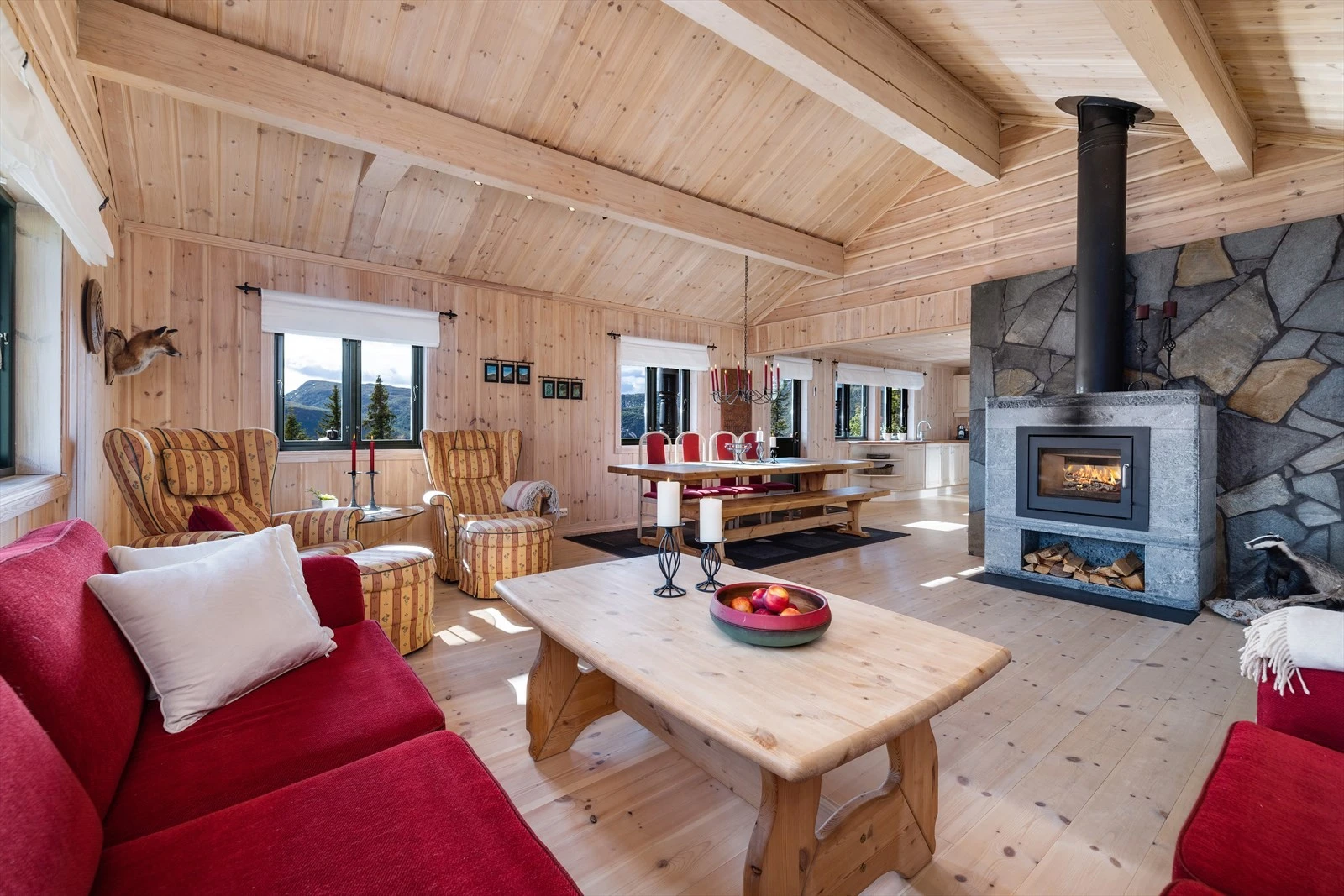 Hytta har en åpen stue- og kjøkkenløsning med gode møbleringsmuligheter av ulike soner. Galleribilde