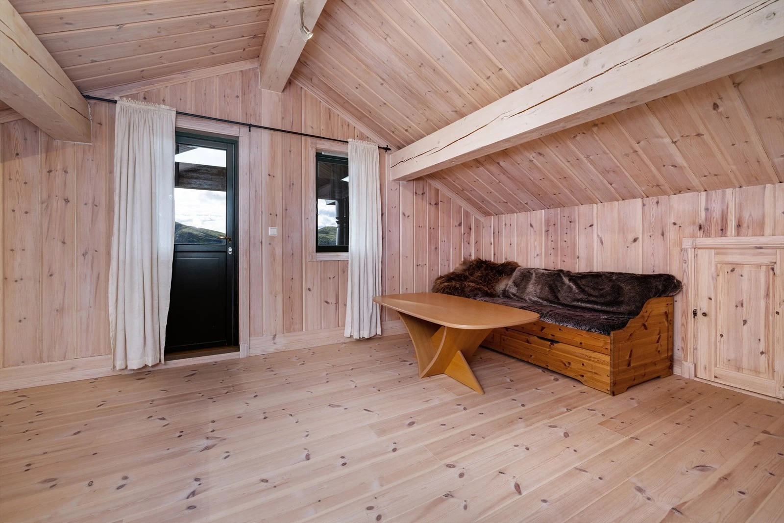 Videre oppe i loftetasjen har man i tillegg til de to soverommene en hyggelig loftstue med utgang til balkong. Galleribilde