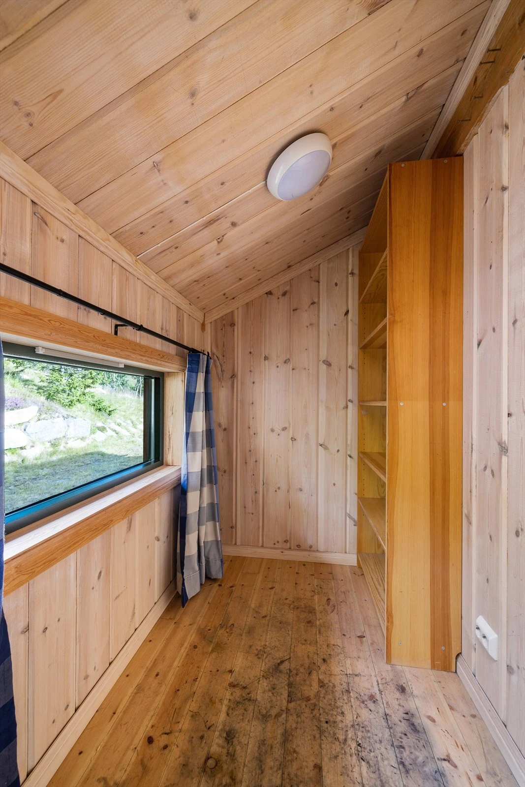 Bodene sikrer ekstra lagringsmuligheter og er perfekt for oppbevaring av ski og turutstyr. Galleribilde