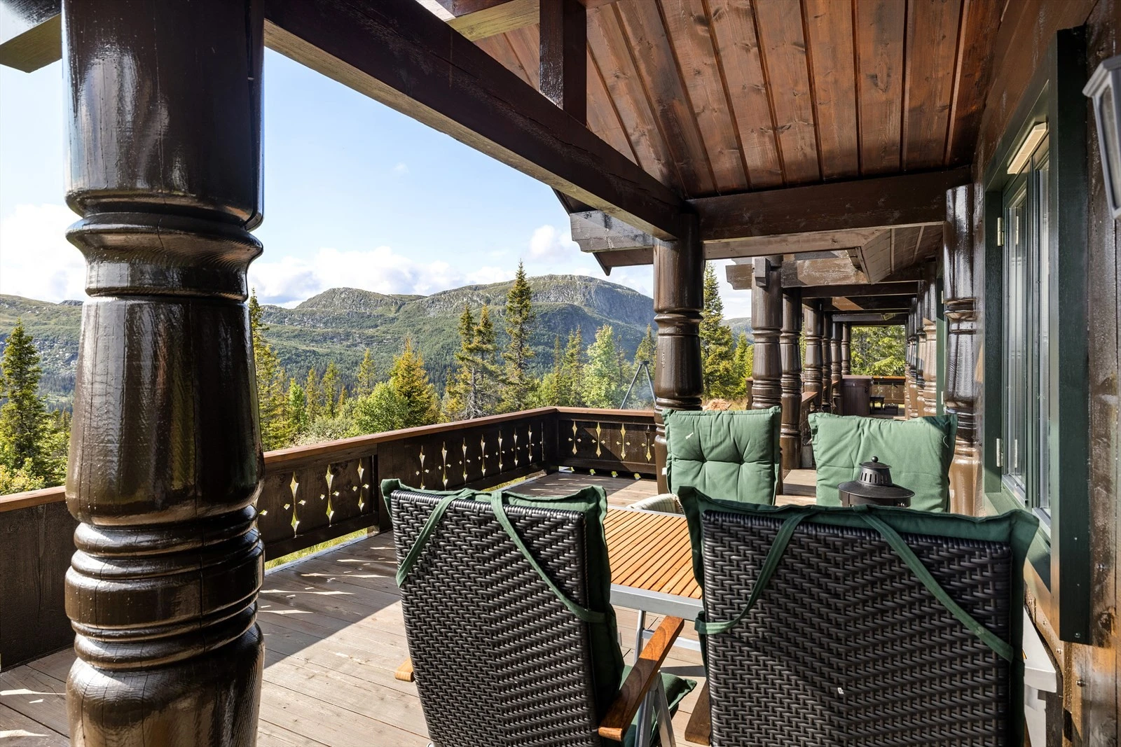 Deler av terrassen er overbygget, noe som gir le fra vært og vind. Galleribilde