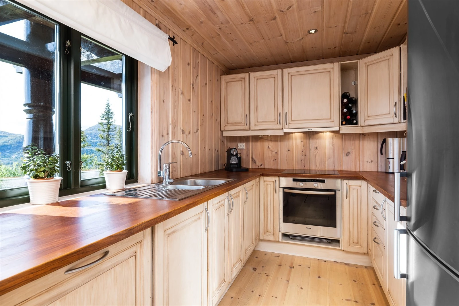 I innredningen er det integrerte hvitevarer sin koketopp, stekeovn og oppvaskmaskin, samt avsatt plass til kjøleskap og kjøkkenventilator med avtrekk ut. Galleribilde