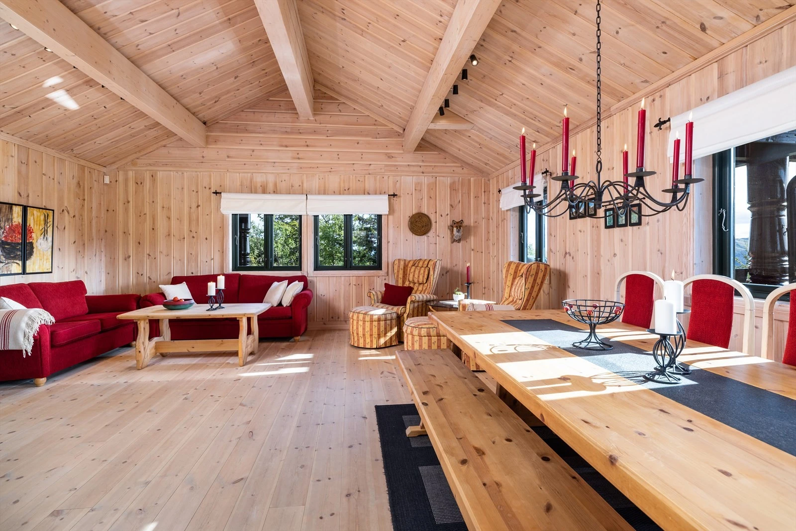 Den romslige takhøyden bidrar også til en god romfølelse og hyggelig atmosfære. Galleribilde